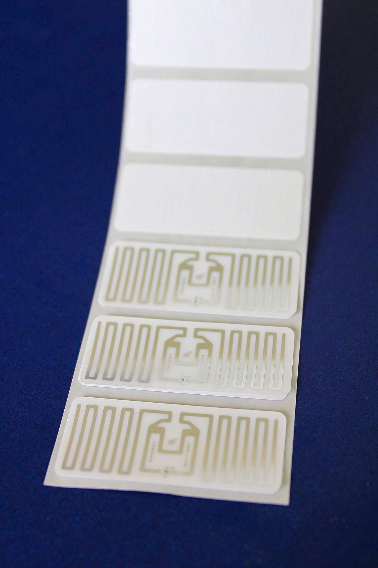 Rollo de etiquetas autoadhesivas RFID 50mmx38mm ( 5.000 unds x rollo)